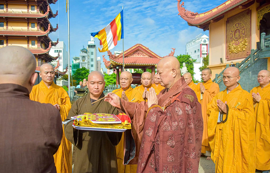 ngon-phan-anh-den-hai-dang-tam-linh-dan-duong-cho-huong-linh (1).jpg